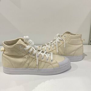 Adidas Bravada .women . size 11. This is design #GY5042.